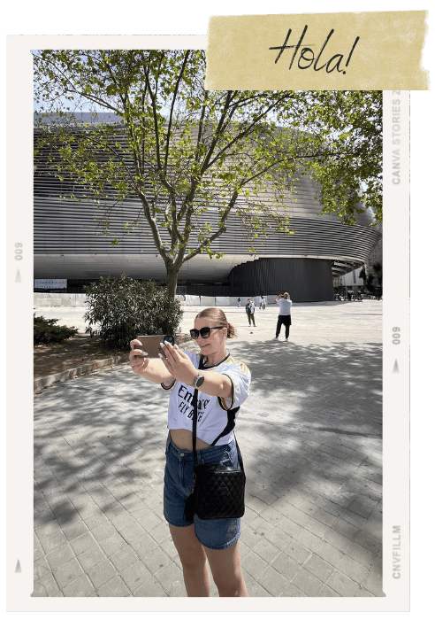 Kinga Naskrętska - Twórca i lektor w szkole językowej Speak Amigo, na tle architektury miasta z podróży